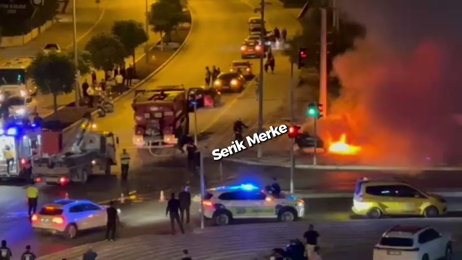 Serik'te iki otomobil çarpıştı, biri alev alıp küle döndü