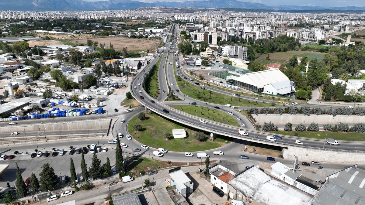 Antalya'da D-400 kara yolu üzerindeki kavşakta trafik