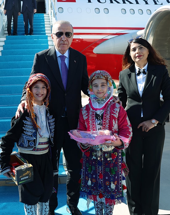 Cumhurbaşkanı Erdoğan, Antalya'ya gelişinde yöresel kıyafetli çocuklarla