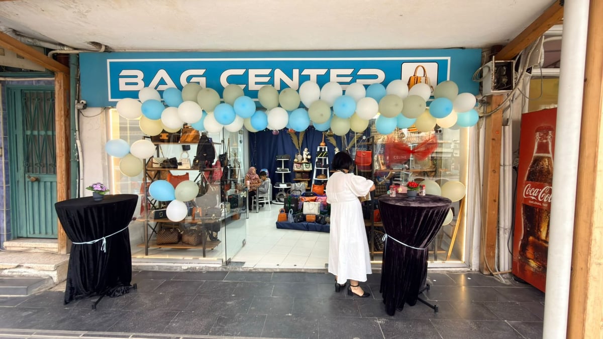 Serik Merkez Mahallesi'nde hizmete giren Bag Center çanta mağazasının dış cephesi