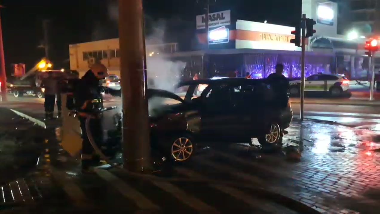 İtfaiye ekibi Serik'teki kazada yanan otomobili söndürüyor