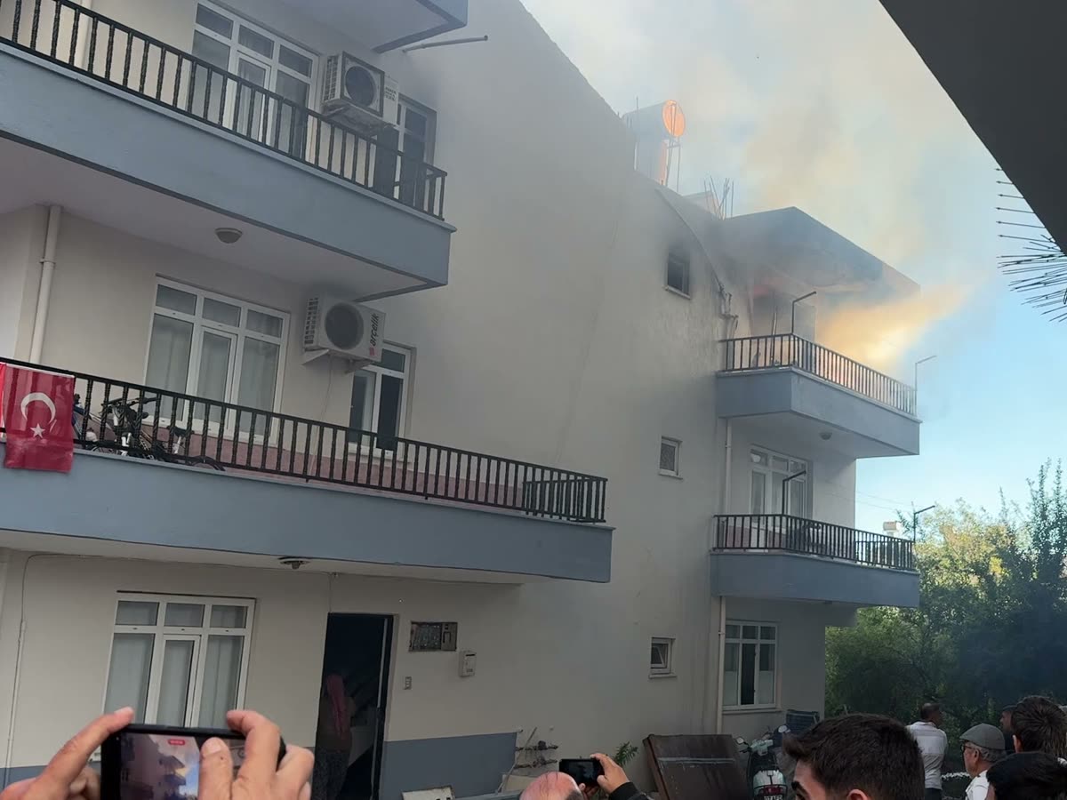 Serik Kökez Mahallesi'nde alev alan 3 katlı bina
