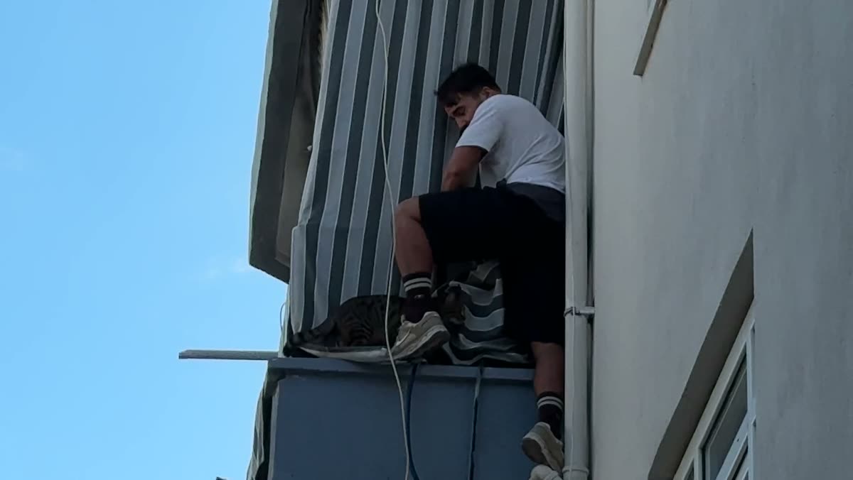 Muzaffer Yıldız balkon korkuluğuna tırmanıyor
