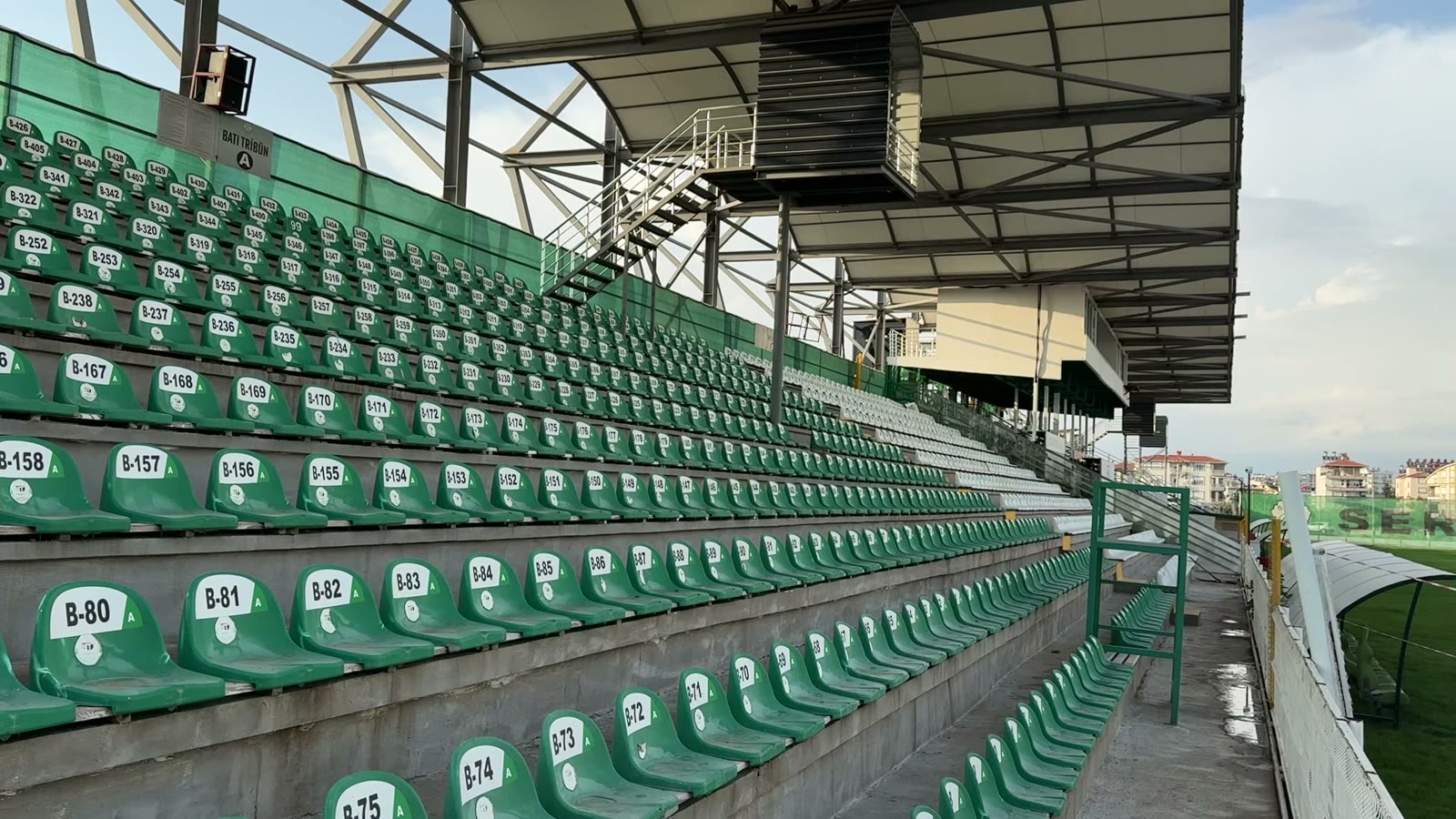Serikspor'un stadında tribünler