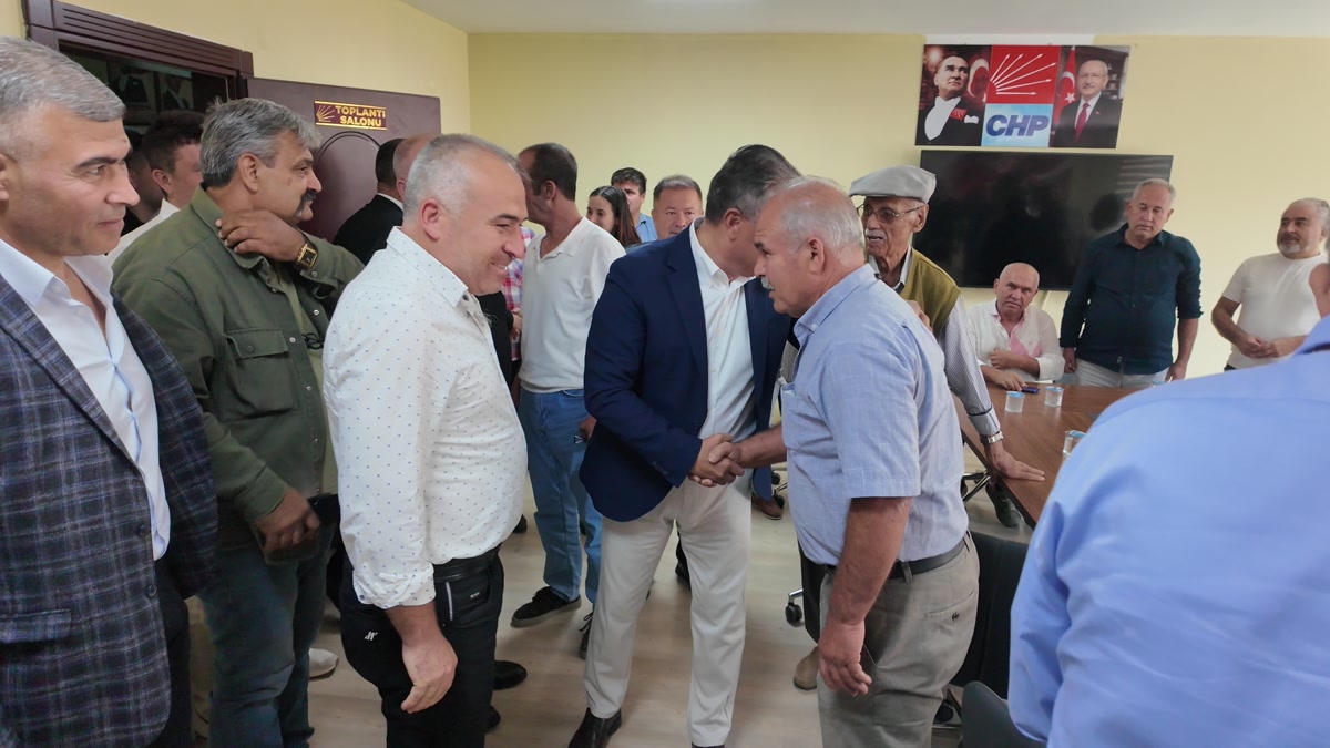 Ümit Uysal, CHP Serik İlçe Başkanlığı'nda partililerle selamlaşıyor