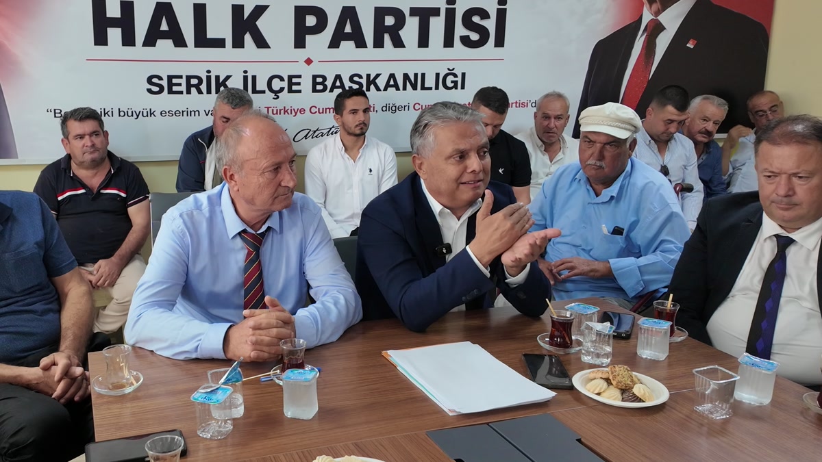 Ümit Uysal, Serik'te CHP ilçe teşkilatına konuşuyor